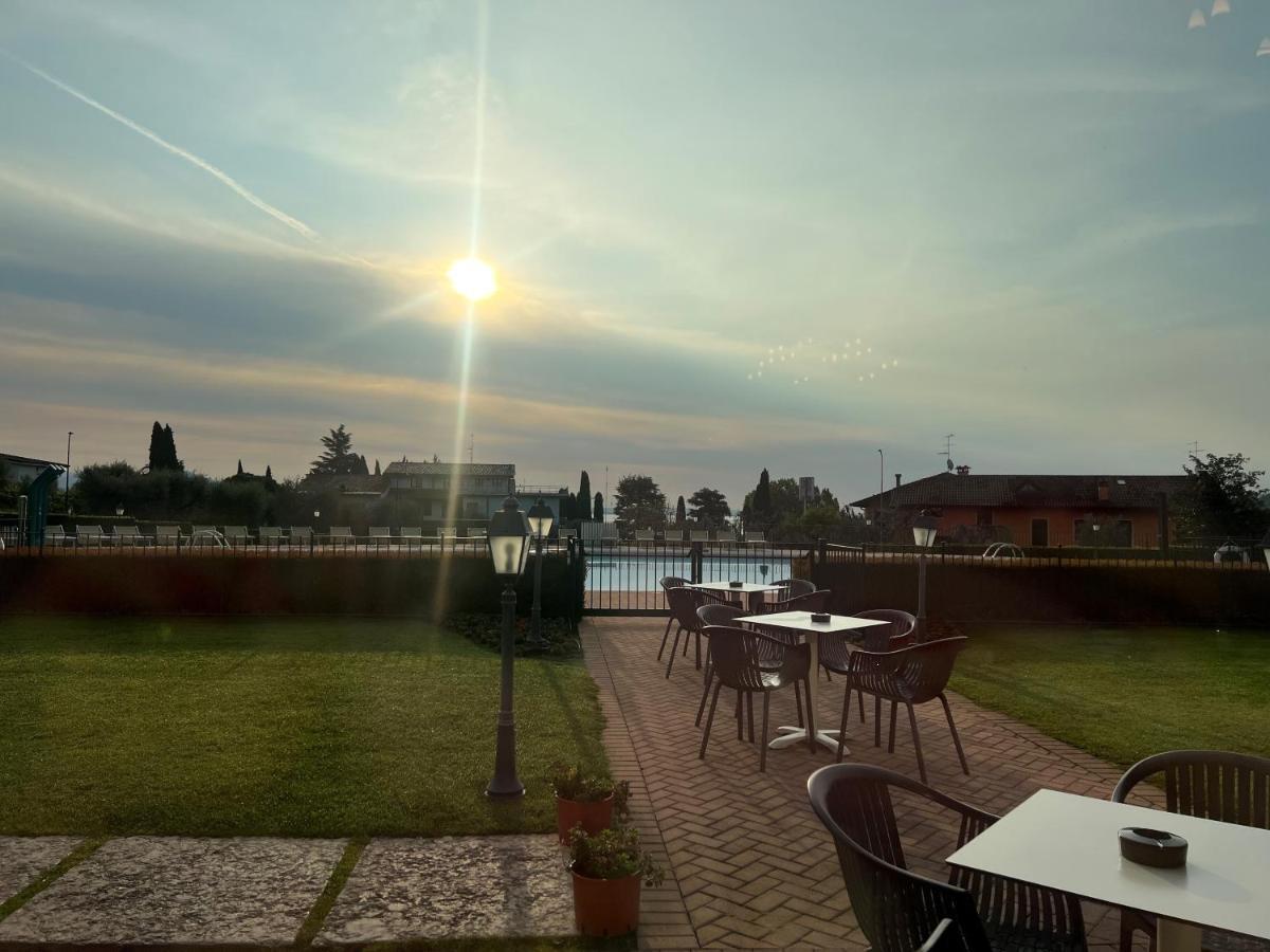 Le Terrazze Sul Lago Hotel & Residence パデンゲ・スル・ガルダ エクステリア 写真