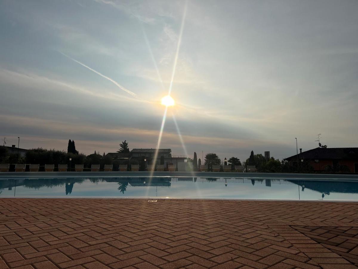Le Terrazze Sul Lago Hotel & Residence パデンゲ・スル・ガルダ エクステリア 写真