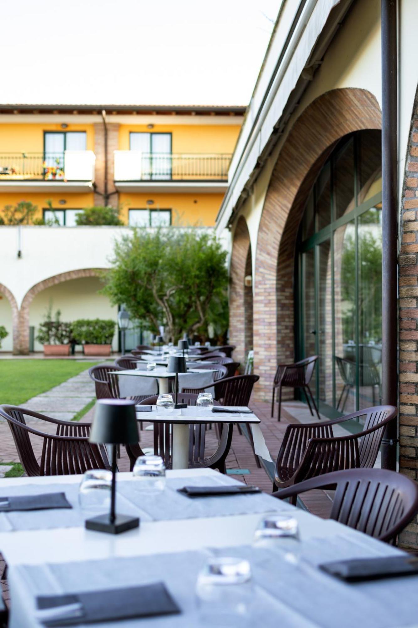 Le Terrazze Sul Lago Hotel & Residence パデンゲ・スル・ガルダ エクステリア 写真