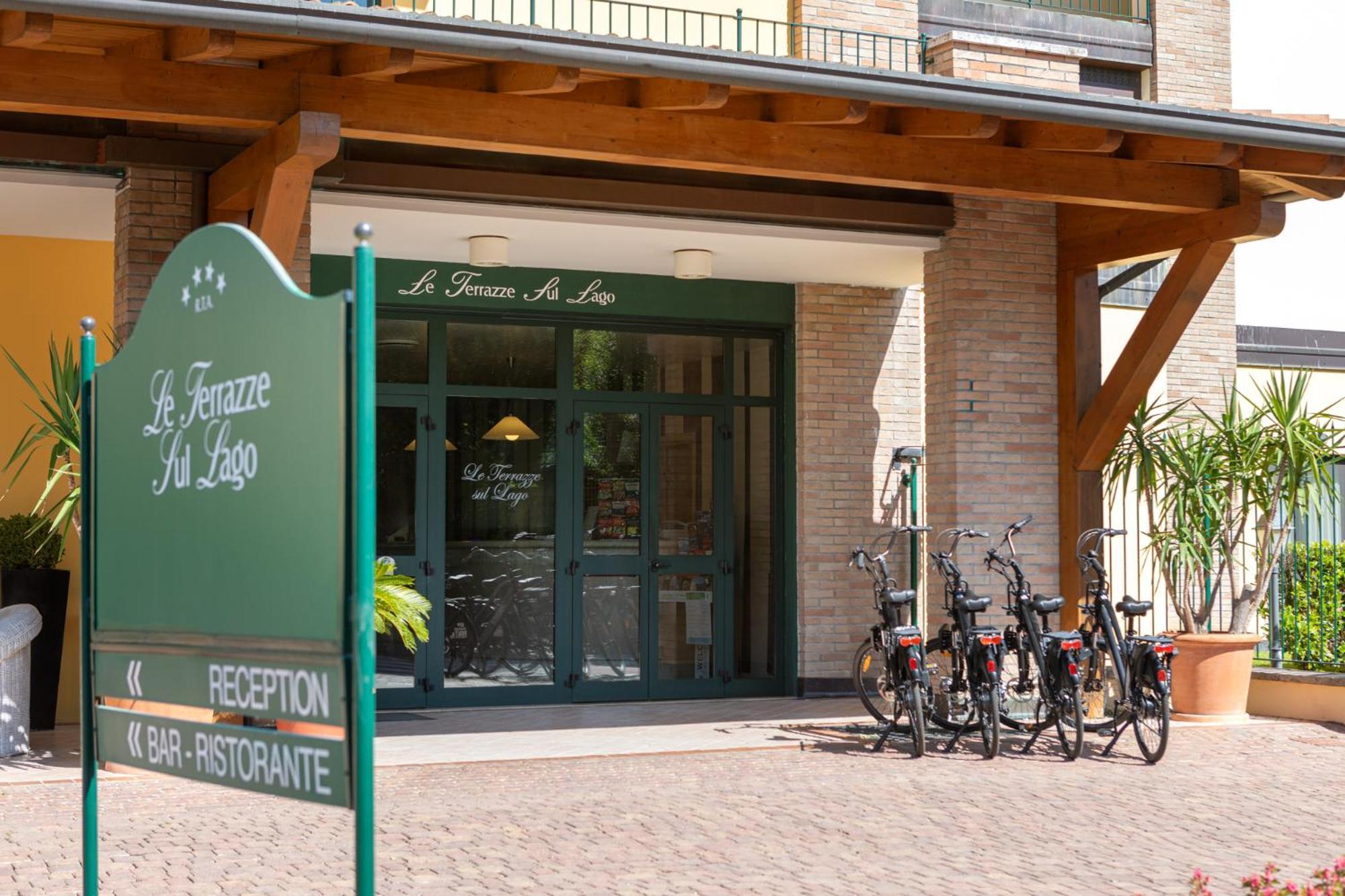 Le Terrazze Sul Lago Hotel & Residence パデンゲ・スル・ガルダ エクステリア 写真