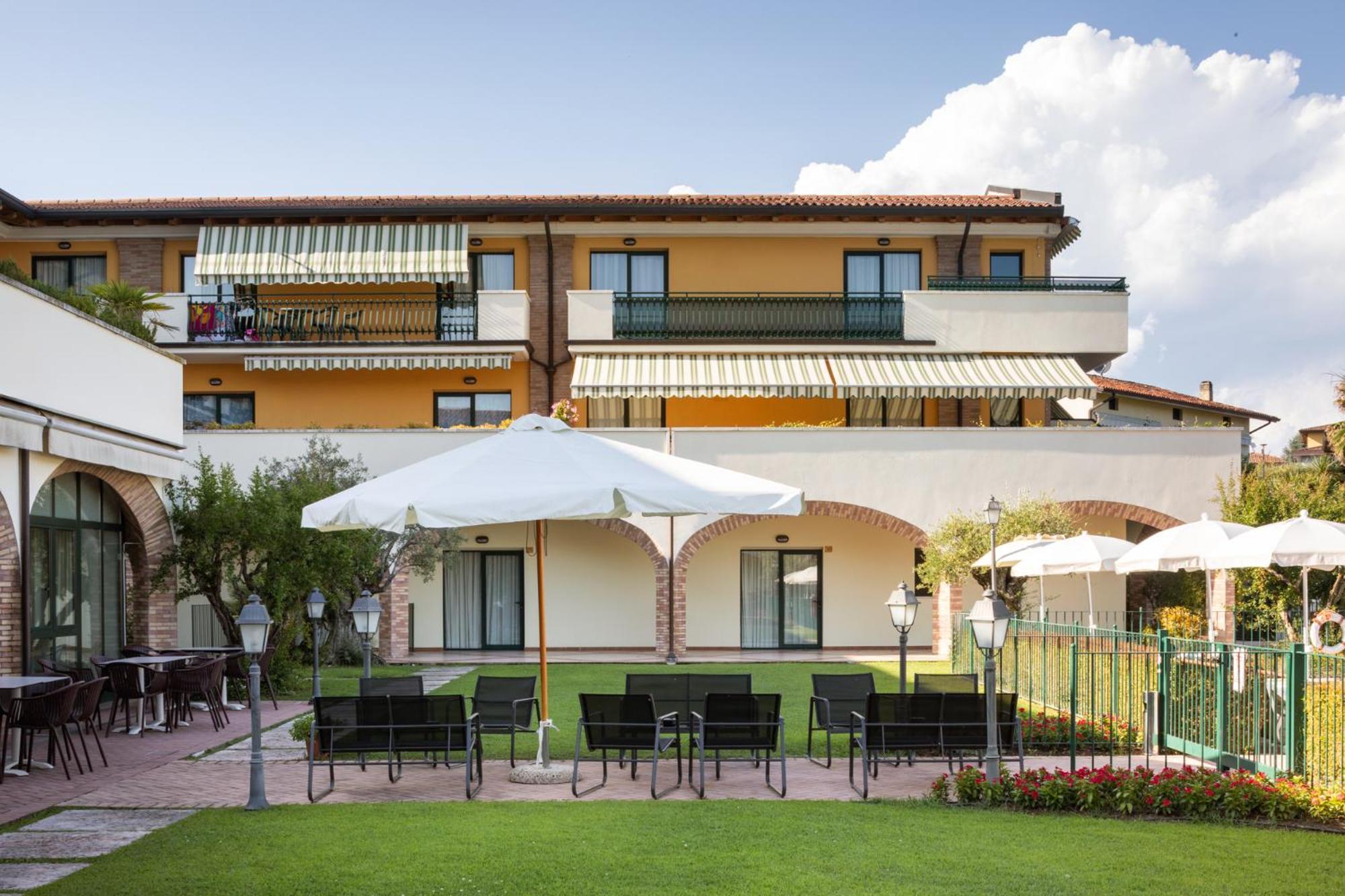 Le Terrazze Sul Lago Hotel & Residence パデンゲ・スル・ガルダ エクステリア 写真
