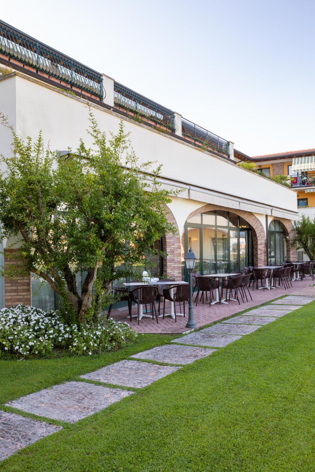 Le Terrazze Sul Lago Hotel & Residence パデンゲ・スル・ガルダ エクステリア 写真