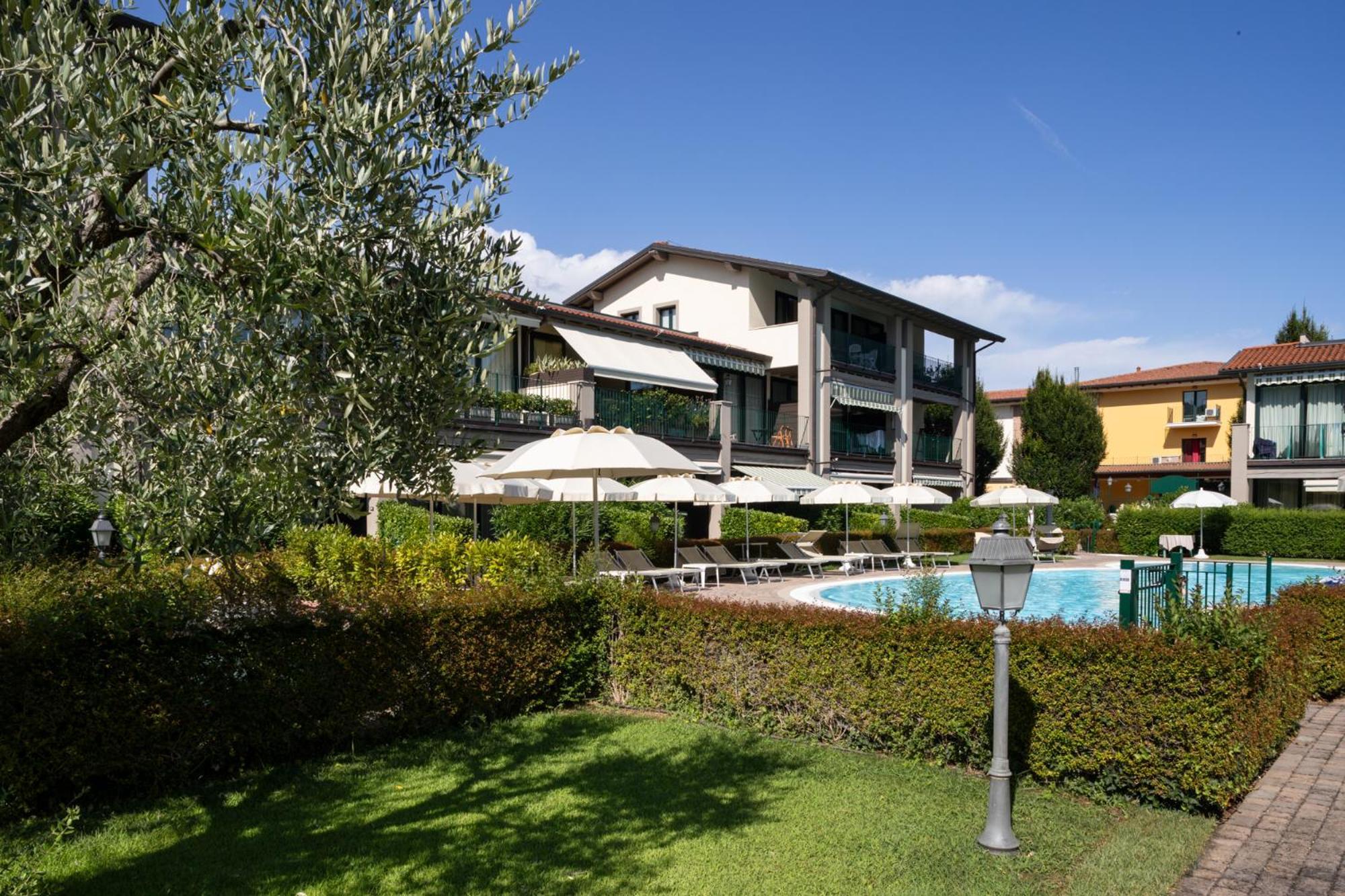Le Terrazze Sul Lago Hotel & Residence パデンゲ・スル・ガルダ エクステリア 写真