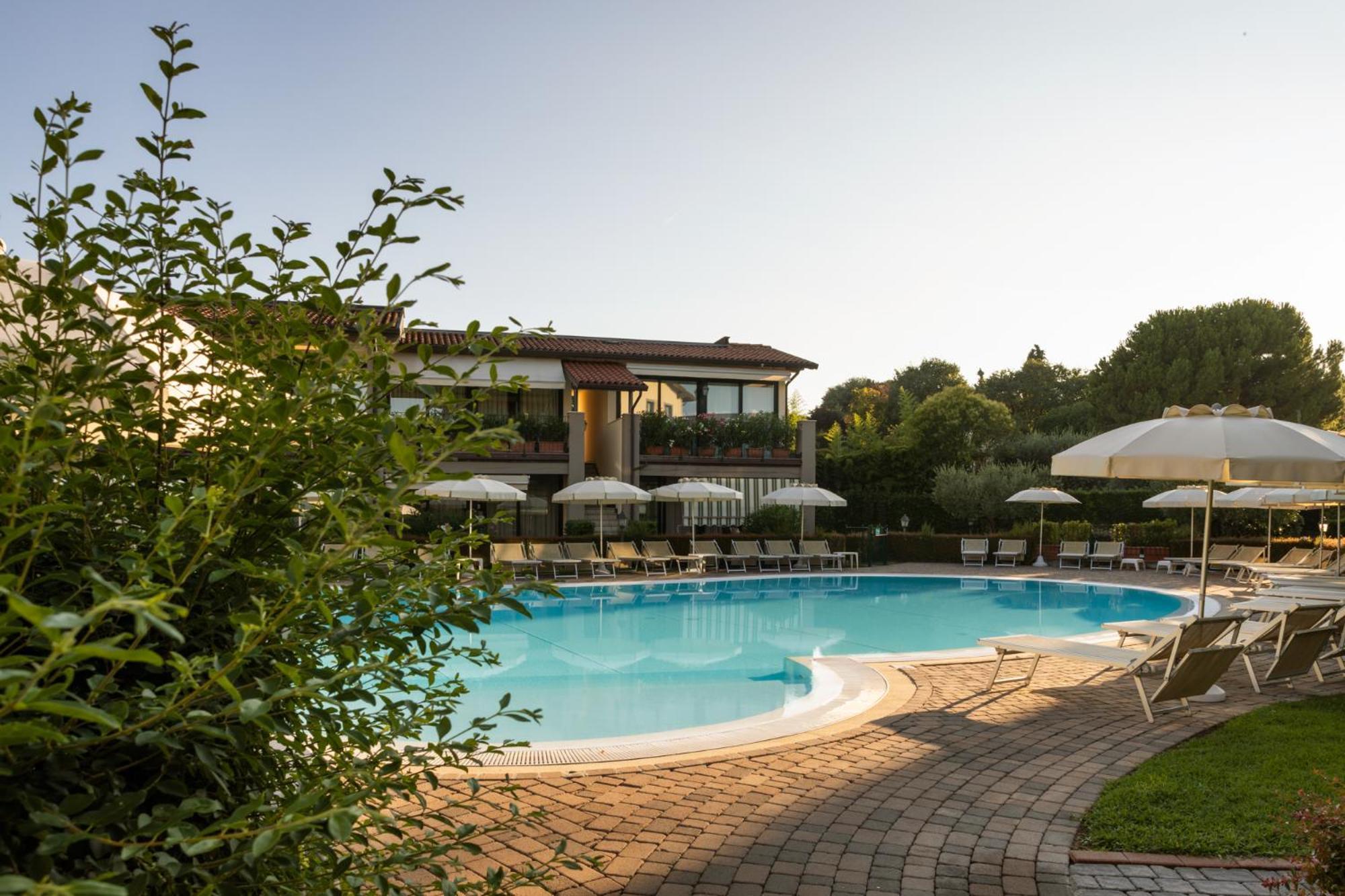 Le Terrazze Sul Lago Hotel & Residence パデンゲ・スル・ガルダ エクステリア 写真