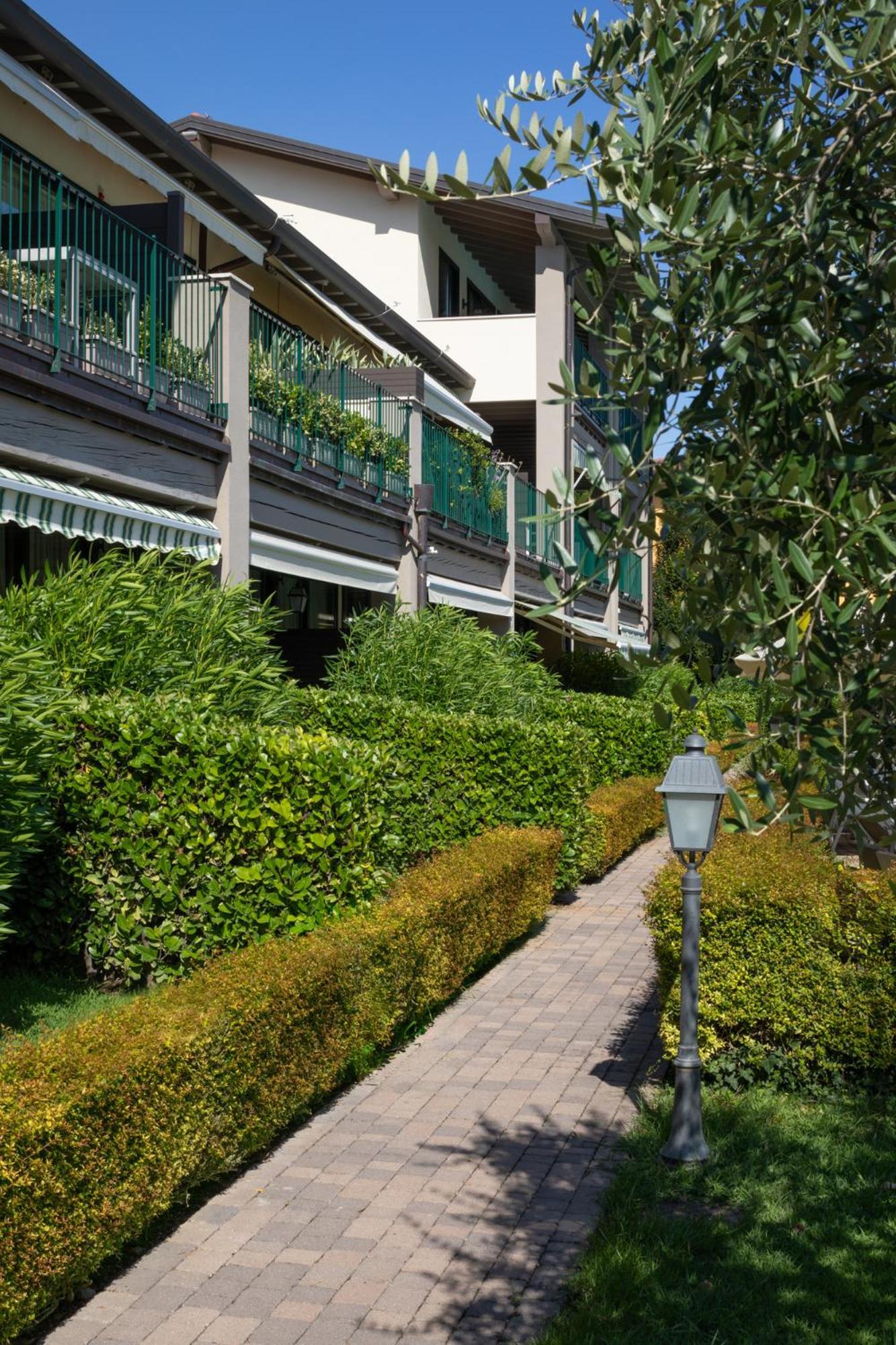 Le Terrazze Sul Lago Hotel & Residence パデンゲ・スル・ガルダ エクステリア 写真