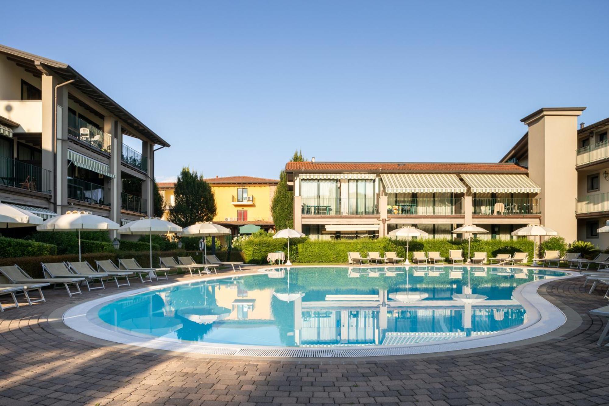 Le Terrazze Sul Lago Hotel & Residence パデンゲ・スル・ガルダ エクステリア 写真