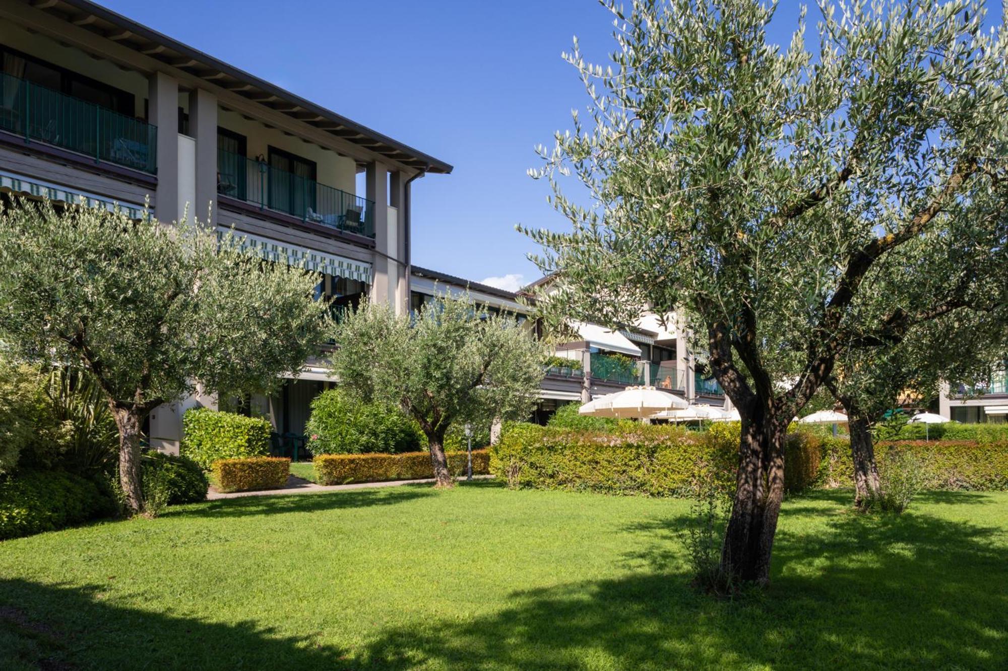 Le Terrazze Sul Lago Hotel & Residence パデンゲ・スル・ガルダ エクステリア 写真