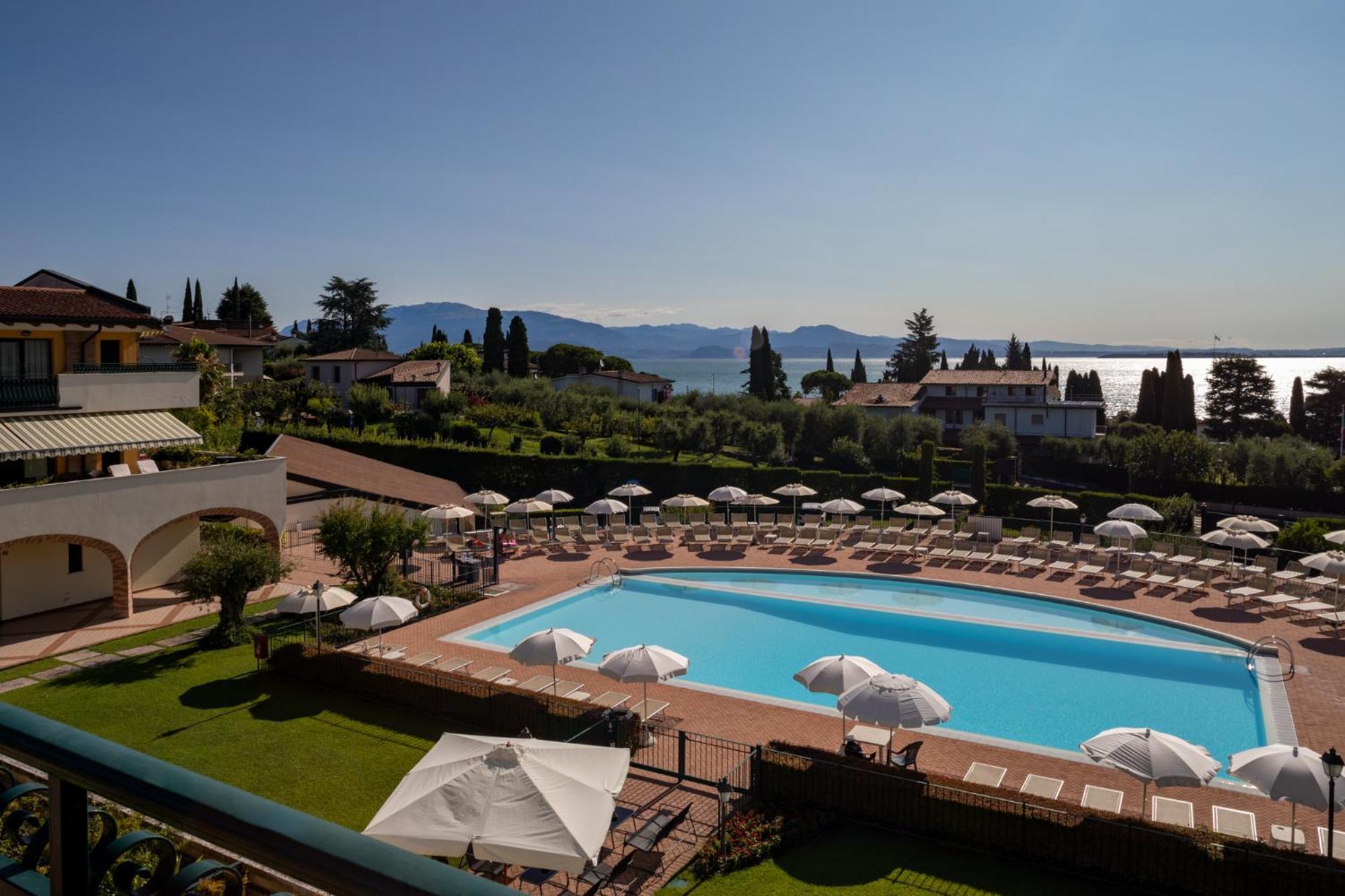 Le Terrazze Sul Lago Hotel & Residence パデンゲ・スル・ガルダ エクステリア 写真