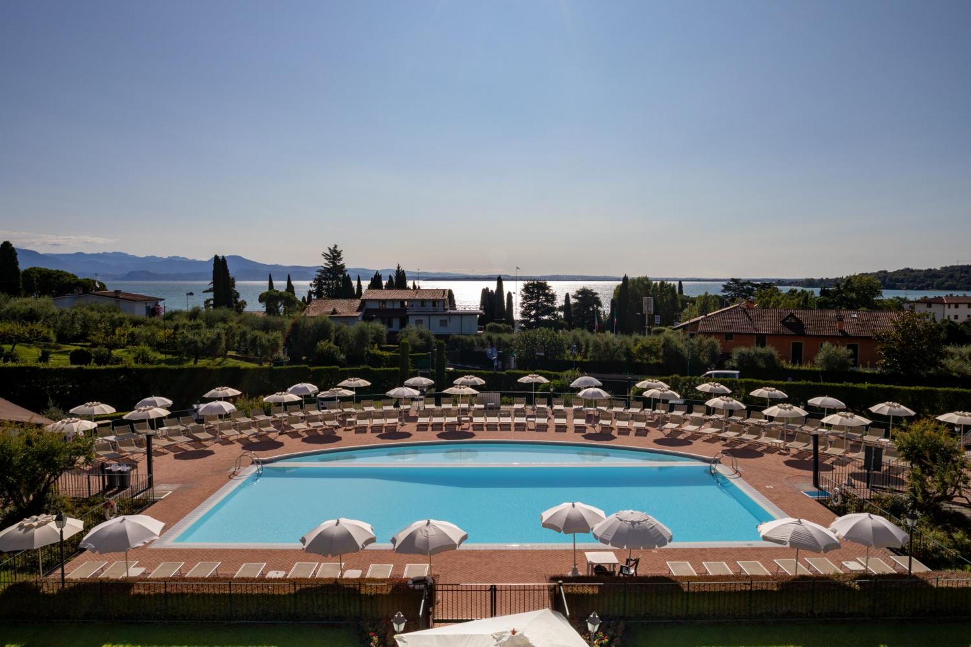 Le Terrazze Sul Lago Hotel & Residence パデンゲ・スル・ガルダ エクステリア 写真