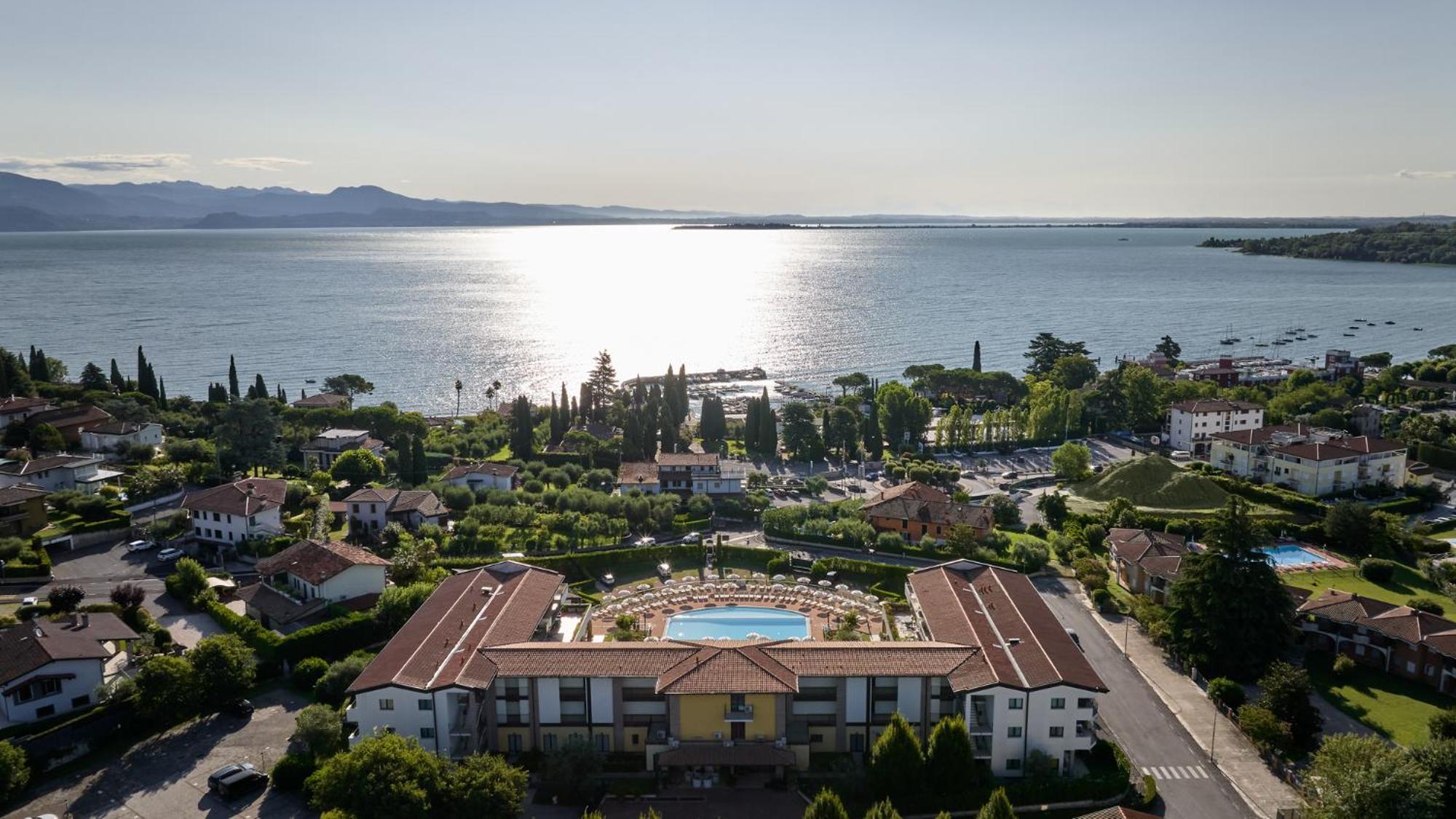 Le Terrazze Sul Lago Hotel & Residence パデンゲ・スル・ガルダ エクステリア 写真