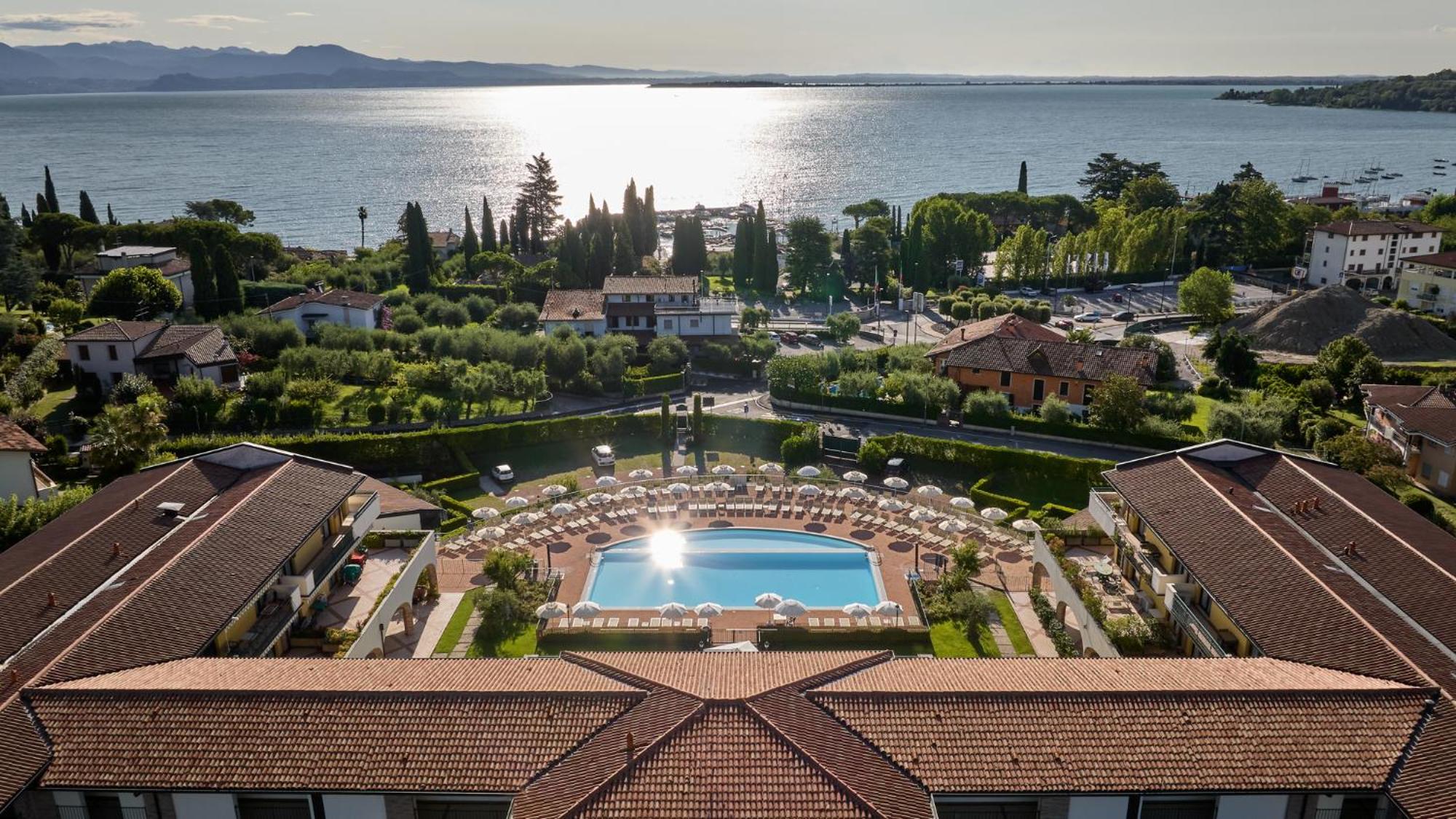 Le Terrazze Sul Lago Hotel & Residence パデンゲ・スル・ガルダ エクステリア 写真